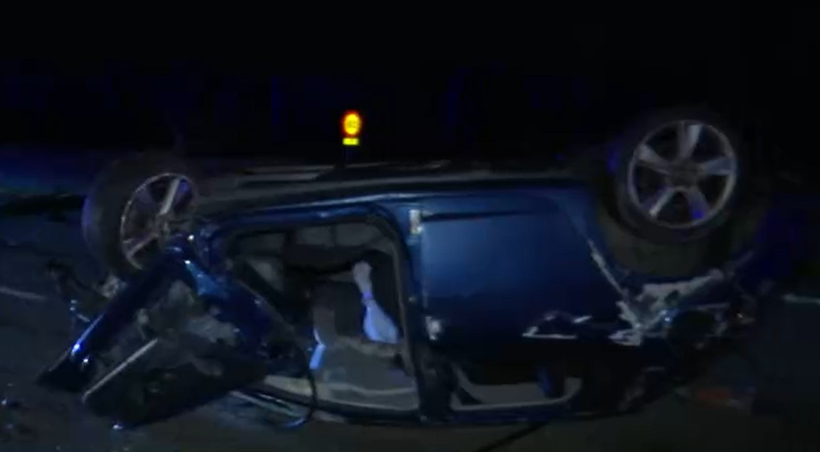 Coche volcado en la VG 20