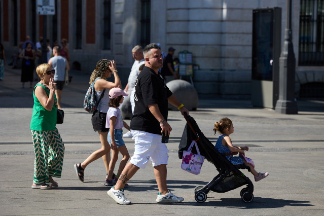Archivo - Un hombre con un carrito de bebé, a 15 de julio de 2025, en Madrid (España). Los nacimientos en España han descendido un 38% desde 2008, convirtiéndose en la tercera mayor caída de la Unión Europea solo detrás de Letonia (41%) y Grecia (40%). Lo