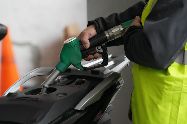 Una persona echa combustible, a 4 de marzo de 2026, en Barcelona, Catalunya (España). El repunte del precio del petróleo (crudo Brent) tras la escalada de tensión y nuevos ataques en Oriente Próximo está trasladándose a los carburantes. Las estimaciones a