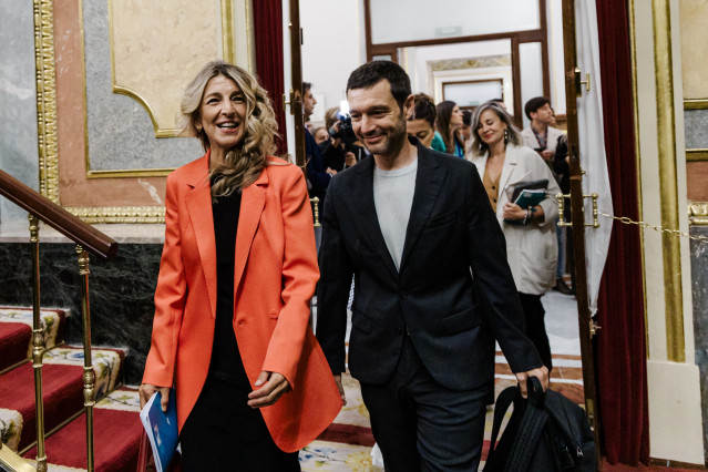 Archivo - La vicepresidenta segunda y ministra de Trabajo, Yolanda Díaz y el ministro de Derechos Sociales y Agenda 2030, Pablo Bustinduy, llegan a un pleno en el Congreso de los Diputados, a 10 de septiembre de 2025, en Madrid (España). El Pleno del Cong