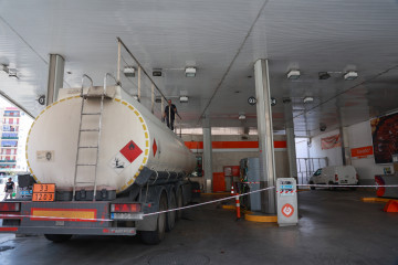 Archivo - Un camión cisterna rellena el combustible de los depósitos de una gasolinera de Sevilla