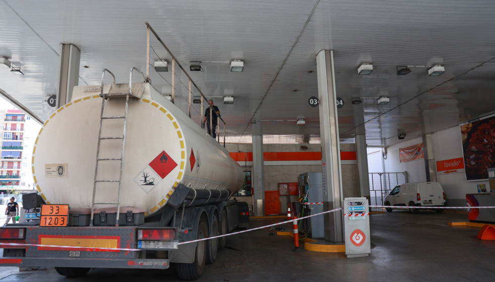 Archivo - Un camión cisterna rellena el combustible de los depósitos de una gasolinera de Sevilla