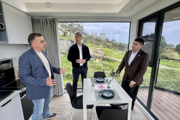 El delegado del Gobierno en Galicia, Pedro Blanco, visita una vivienda industrializada en O Grove (Pontevedra)