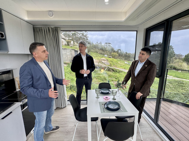 El delegado del Gobierno en Galicia, Pedro Blanco, visita una vivienda industrializada en O Grove (Pontevedra)