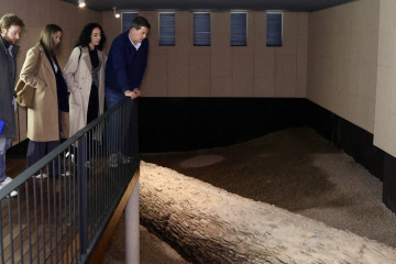 El secretario xeral del PSdeG, José Ramón Gómez Besteiro, visita las cloacas romanas en Lugo.