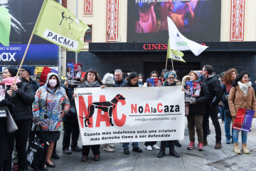 Archivo - Varias personas se manifiestan contra la exclusión de los perros de caza de la ley de protección animal.