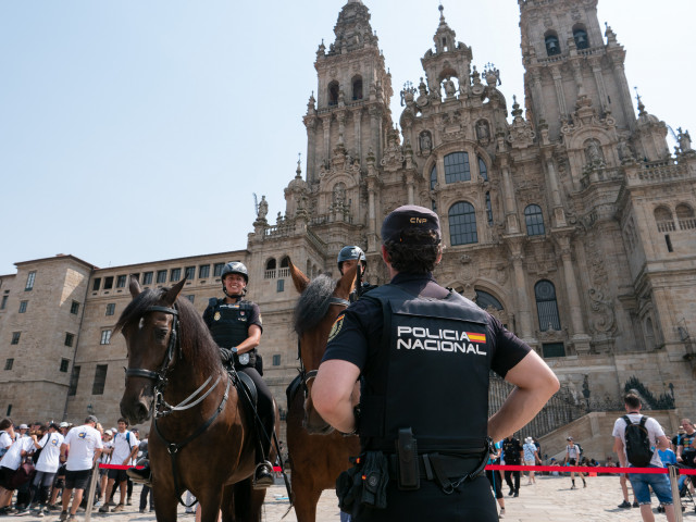 Archivo - Agentes de la Policía Nacional a caballo durante la presentación del proyecto ‘Comisarías Europeas’, en la Plaza del Obradoiro, a 15 de julio de 2022, en Santiago de Compostela, A Coruña, Galicia (España).