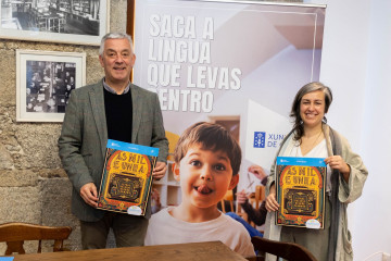 Valentín García acompañado de la narradora del espectáculo