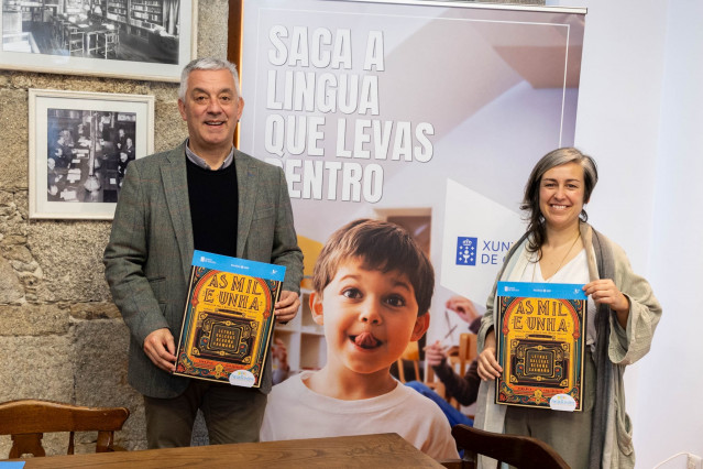 Valentín García acompañado de la narradora del espectáculo