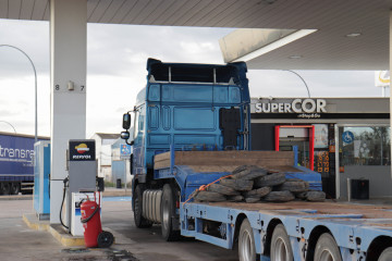 Archivo - Camión estacionado en una gasolinera el día en que ha entrado en vigor la rebaja de 20 céntimos en el litro de la gasolina, a 1 de abril de 2022, en Albacete, Castilla-La Mancha (España)
