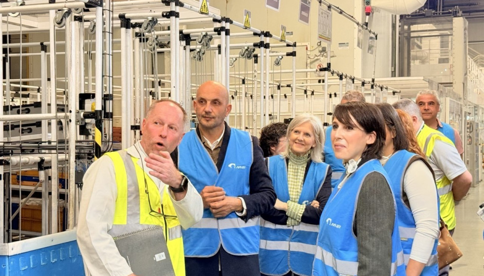 Visita de la conselleira de Economía e Industria, María Jesús Lorenzana, a la empresa Maier Ferroplast en O Porriño (Pontevedra).