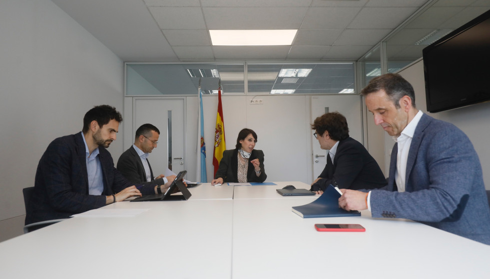 La consellería de Economía e Industria, María Jesús Lorenzana, en una reunión de trabajo