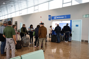 Archivo - Un grupo de personas esperan ser atendidos en las instalaciones del aeropuerto de Vigo, a 21 de marzo de 2023, en Vigo, Pontevedra, Galicia (España).