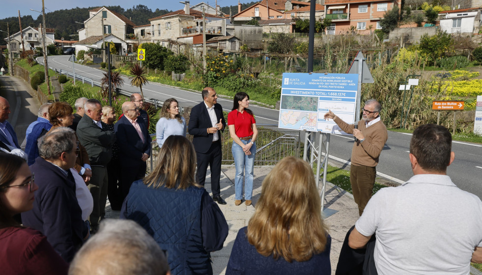 Visita de la conselleira de Vivenda a la zona donde se situaría la senda peatonal