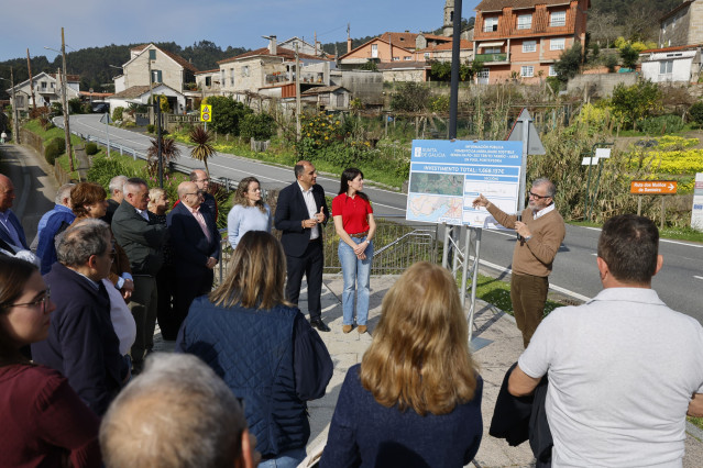 Visita de la conselleira de Vivenda a la zona donde se situaría la senda peatonal