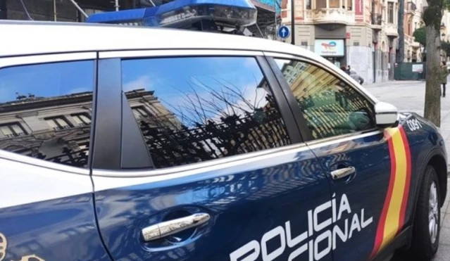 Dos narcopisos desalojados en el Ensanche de Santiago tras una redada con 250 dosis de cocaína y armas