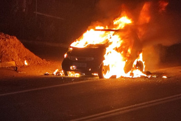 Vehículo ardiendo en Sanxenxo (Pontevedra).