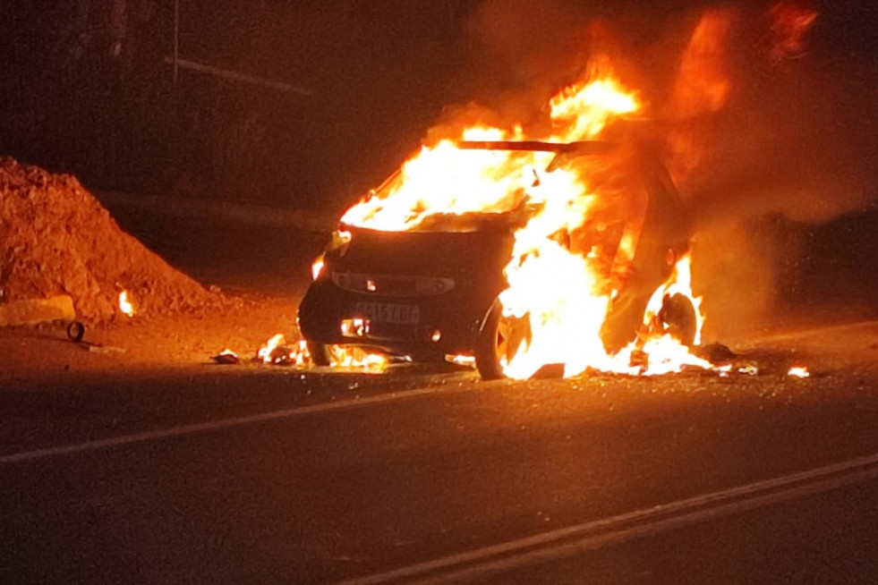 Vehículo ardiendo en Sanxenxo (Pontevedra).