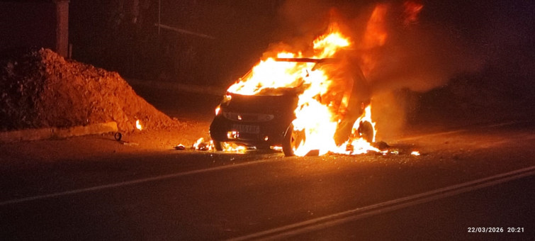 Un conductor se salva por segundos tras un accidente en Sanxenxo que calcinó su coche