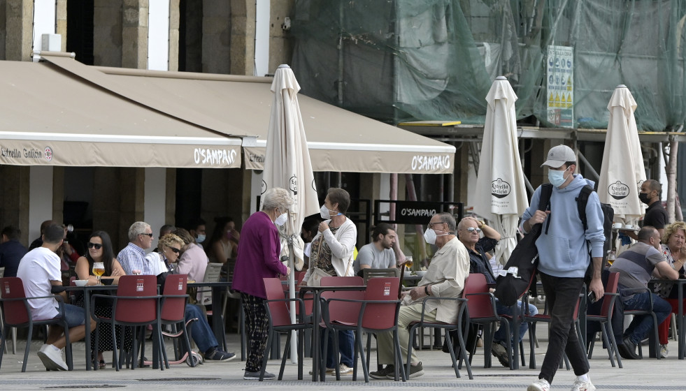 Archivo - Varias personas en la terraza de un bar, a 18 de septiembre de 2021, en A Coruña, Galicia (España). Desde este sábado, en Galicia la ocupación máxima en los servicios de hostelería y r