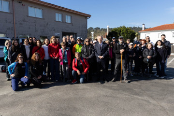 El conselleiro de Sanidade, Antonio Gómez Caamaño, con los peregrinos de la Asociación Española de Anxioedema Familiar (AEDAF)