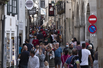 Archivo - Varias personas caminan por la calle del Franco, n Santiago de Compostela