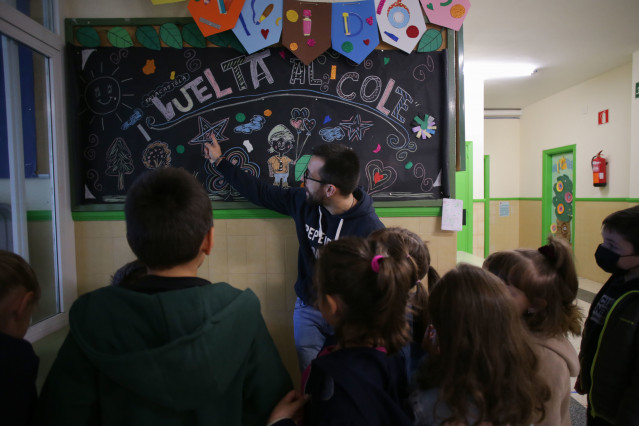 Archivo - Un profesor da clase a un grupo de alumnos el día que arranca el curso escolar en Galicia, en el CEIP Eduardo Cela Vila de Triacastela, a 8 de septiembre de 2022, en Triacastela, Lugo, Galicia (España).