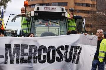 Archivo - Varias personas durante la tractorada en protesta contra el acuerdo UE-Mercosur, a 26 de enero de 2026, en Valencia, Comunidad Valenciana.