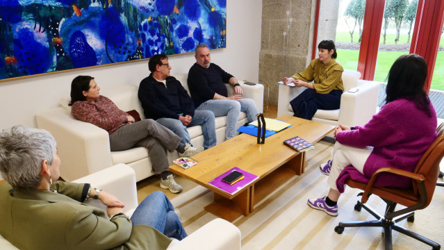 La líder del BNG, Ana Pontón, se reúne con los representantes de la Comisión pola recuperación da Memoria Historia, Carlos Babío, Rubén Centeno y Beatriz Parga