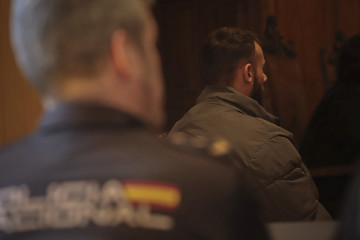 El acusado de acuchillar a un joven en Salceda en 2019 durante un juicio en la Audiencia Provincial de Pontevedra, a 23 de marzo de 2026, en Pontevedra, Galicia (España).