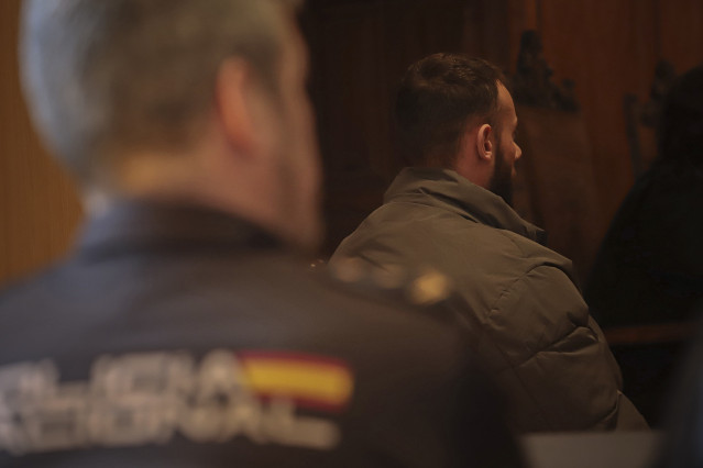 El acusado de acuchillar a un joven en Salceda en 2019 durante un juicio en la Audiencia Provincial de Pontevedra, a 23 de marzo de 2026, en Pontevedra, Galicia (España).