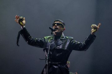 Archivo - El artista, Rodrigo Cuevas, durante su concierto en el Movistar Arena, a 25 de enero de 2025, en Madrid (España). Rodrigo Cuevas es un cantante, compositor, acordeonista, percusionista, DJ 