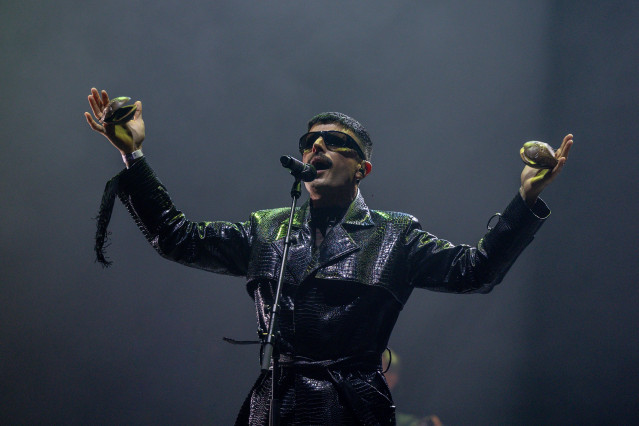 Archivo - El artista, Rodrigo Cuevas, durante su concierto en el Movistar Arena, a 25 de enero de 2025, en Madrid (España). Rodrigo Cuevas es un cantante, compositor, acordeonista, percusionista, DJ y presentador de televisión español. En La Romería, el e