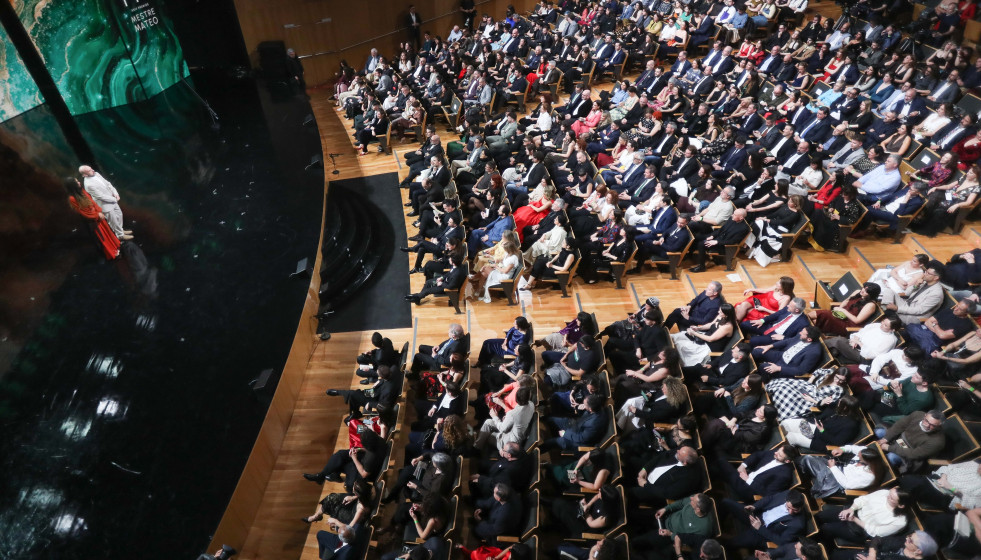 Los presentadores Trisha Fernández y Fede Pérez durante la gala de los XXIV Premios Mestre Mateo, en el auditorio Fuxan os Ventos, a 21 de marzo de 2026, en Lugo, Galicia