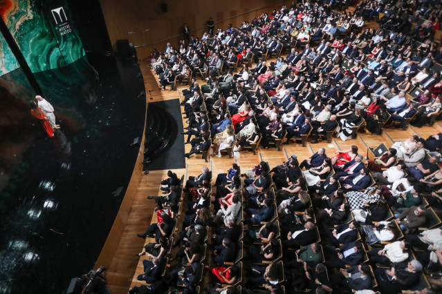 Los presentadores Trisha Fernández y Fede Pérez durante la gala de los XXIV Premios Mestre Mateo, en el auditorio Fuxan os Ventos, a 21 de marzo de 2026, en Lugo, Galicia