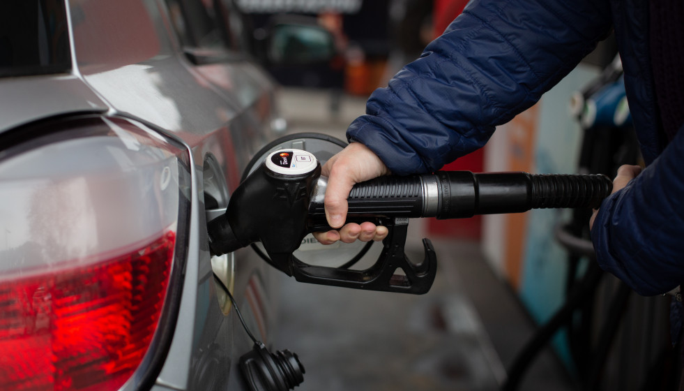 EuropaPress 4313536 hombre reposta gasolina gasolinera barcelona 11 marzo 2022 barcelona