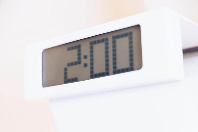 Archivo - Un despertador que marca las 2.00 horas, a 28 de octubre de 2023, en Madrid (España).