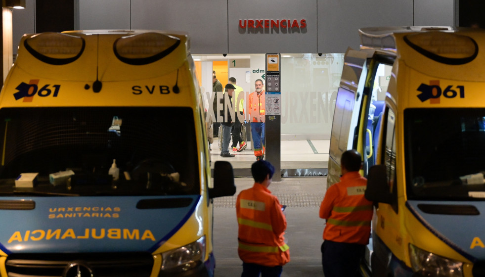 Archivo - Varias ambulancias en las Urgencias del Complejo Hospitalario Universitario de A Coruña, a 3 de febrero de 2025, en A Coruña, Galicia.