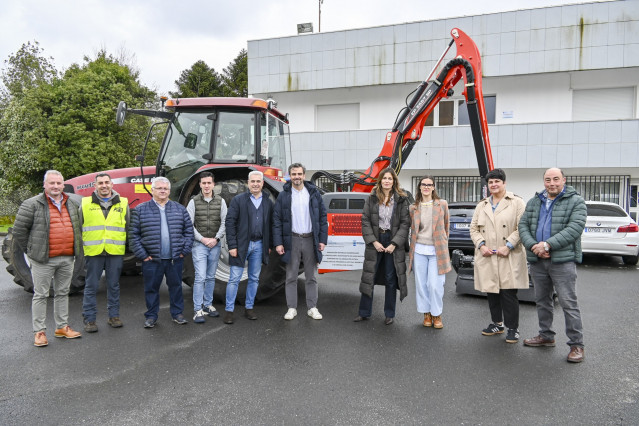 El conselleiro de Presidencia, Diego Calvo, visita O Pino.