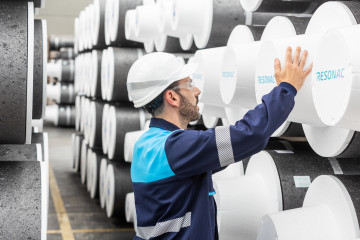 Archivo - Un trabajador de la compañía