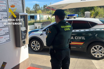 Un agente al lado de un coche