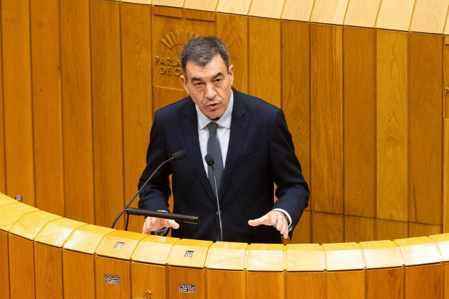 El conselleiro de Educación, Ciencia, Universidades e FP, Román Rodríguez, comparece en el Parlamento de Galicia