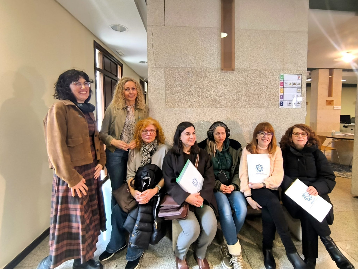 Socias de Asgacop en las oficinas del Valedor do Pobo