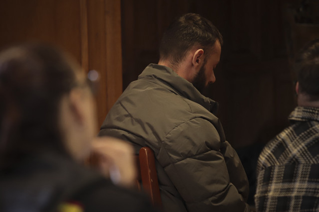 El acusado de acuchillar a un joven en Salceda en 2019 durante un juicio en la Audiencia Provincial de Pontevedra.