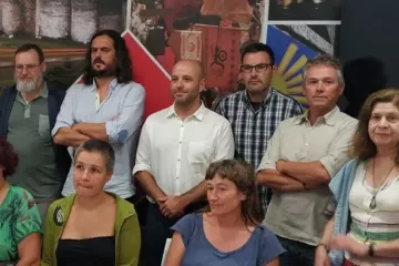 Villares en el centro con camisa blanca en la presentación del movimiento ciudadano crítico con el parque eólico de Oribio en una foto de archivo cuando era líder de En Marea
