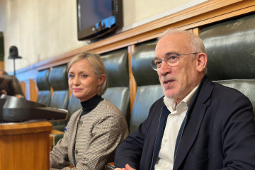 Los concejales del PSOE en Santiago, Marta Abal (i) y Sindo Guinarte (d), que ejerce como portavoz municipal.