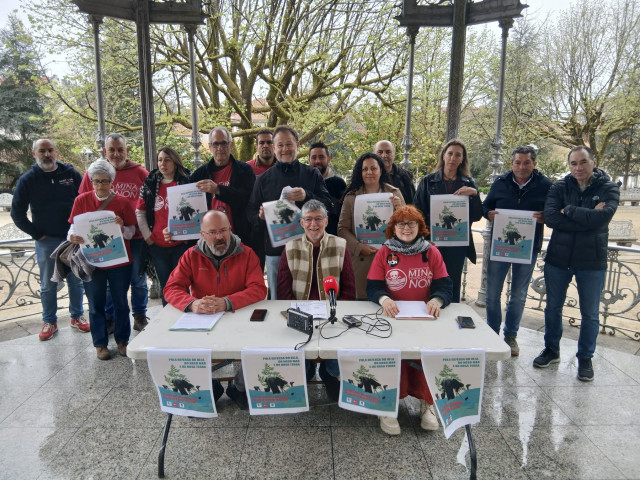 Rueda de prensa sobre la recogida de firmas para pedir el cierre 