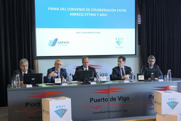 Representantes de ARVI, de Anfaco y del Puerto de Vigo, en el acto en el que han dado a conocer una declaración institucional para reclamar medidas que mitiguen el impacto de la guerra en Oriente Med