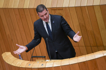 El conselleiro de Cultura, Lingua e Xuventude, José López Campos, responde a una interpelación en el Pazo do Hórreo.