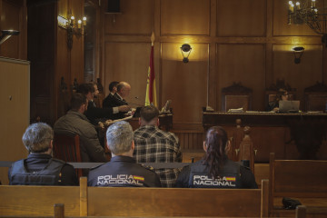 El acusado de acuchillar a un joven en Salceda en 2019 (i) durante un juicio en la Audiencia Provincial de Pontevedra.